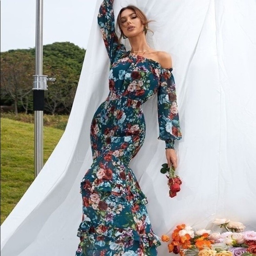 Floral Fantasy: NWT Miss Ord Off-Shoulder Dress